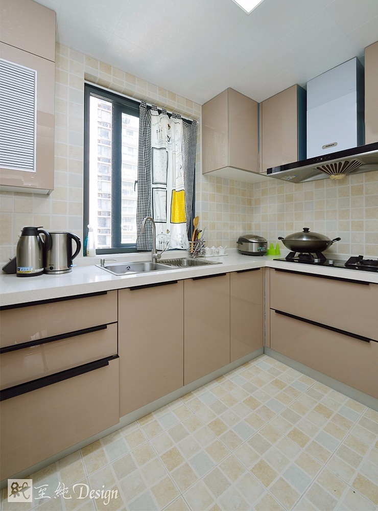 厨房只有简单的浅咖色,墙面瓷 砖用带有斑点的瓷片拼贴作为内容的补充