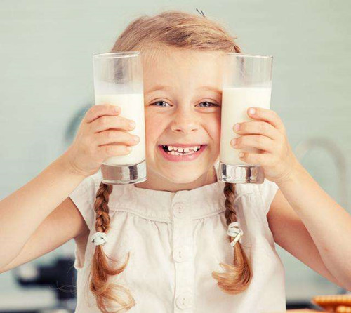 小孩喝什么牛奶好 小孩发烧能不能喝牛奶