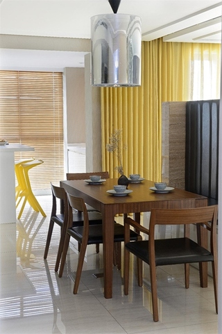 现代风格三居室装修实木餐桌