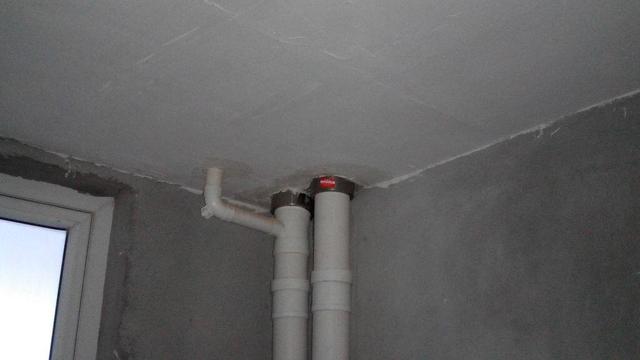 楼上卫生间漏水 让你家变成水帘洞 究竟是谁的错？又该如何补救？
