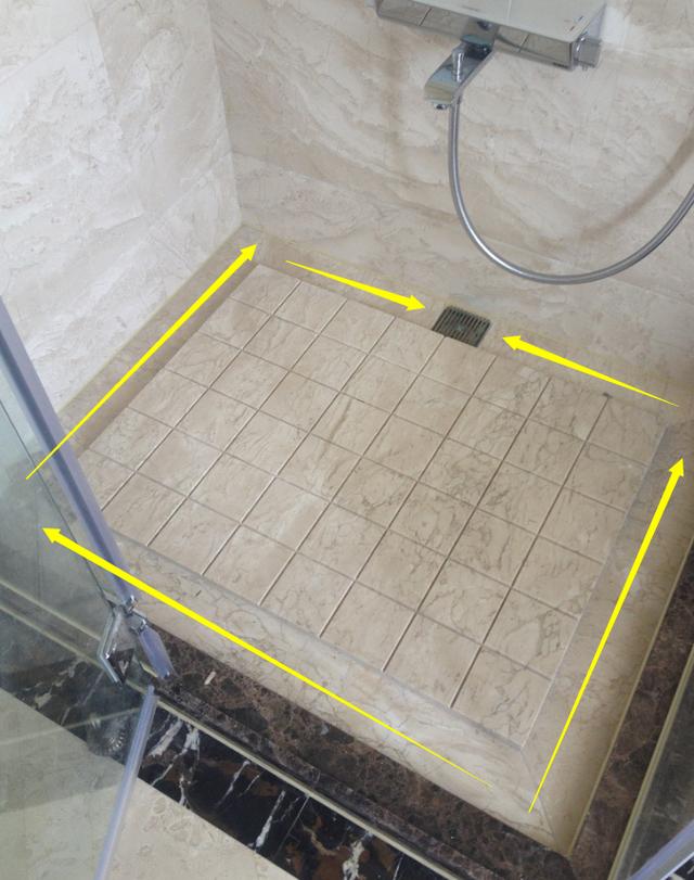 在淋浴房地面做一个拉槽完美解决排水问题