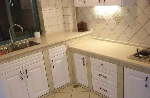晒晒朋友家用砖做的橱柜，头一次见厨房橱柜这样装，太漂亮了！