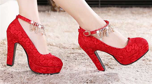 婚纱可以配红色鞋子吗_红色婚纱图片(3)