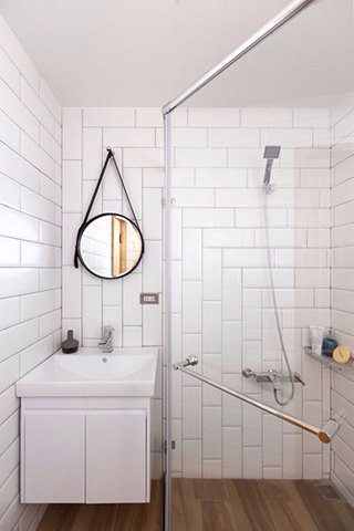 白色砖砌浴室实景图