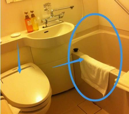 日本2㎡的迷你卫生间，居然浴缸马桶全都有，到底是怎么做到的？
