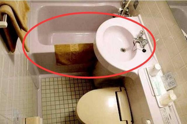 日本2㎡的迷你卫生间，居然浴缸马桶全都有，到底是怎么做到的？