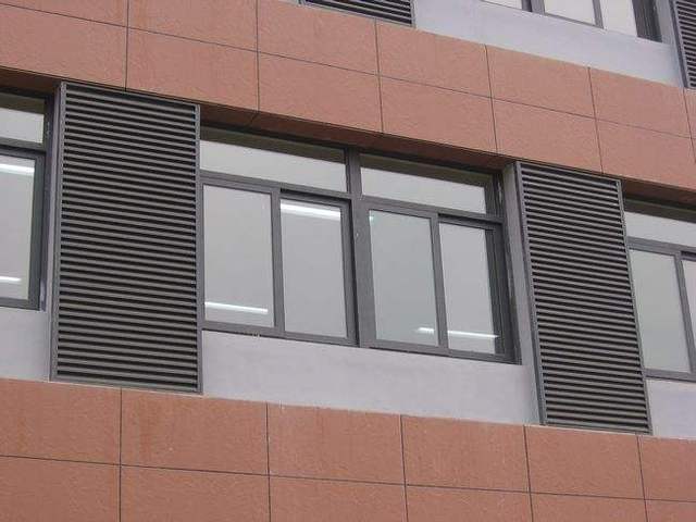 因此要记得定期为铝合金百叶窗清理灰尘,否则就会影响它的使用效果