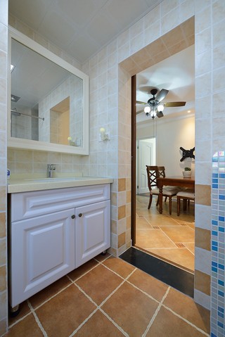 95平美式风格浴室柜装修效果图
