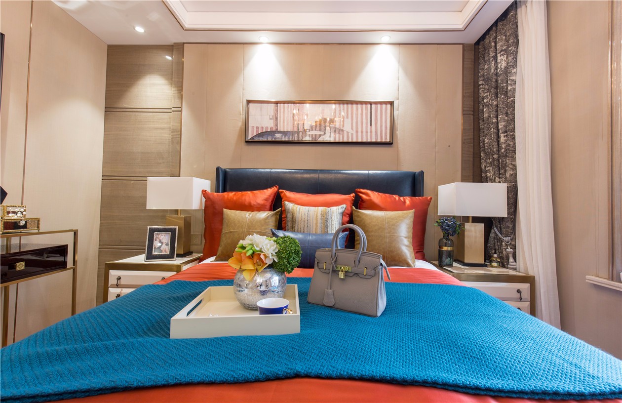 100平米装修,三居室装修,20万以上装修,卧室,现代简约风格,床上用品,蓝色,红色