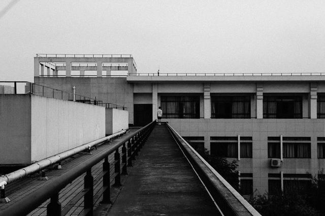 女童天台坠亡,亲属上诉开发商,开发商:这锅我们不背