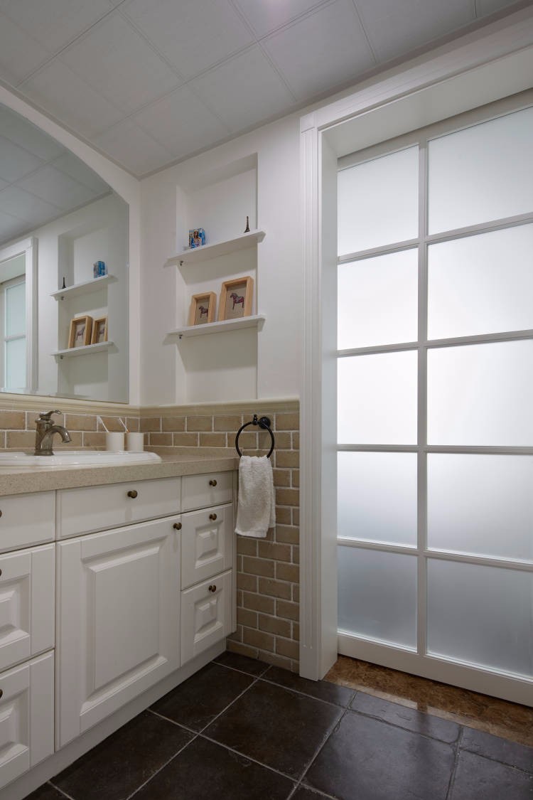 三居室现代美式风格浴室柜装修效果图