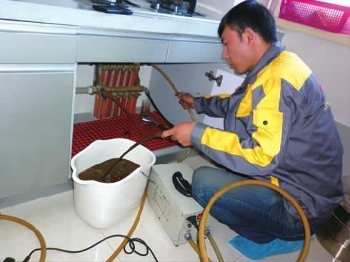 我家地暖水管四年没洗脏成这样，怪不得温度开最高家里都不暖和！