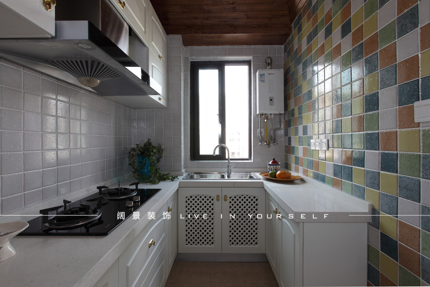 厨房的一整面前使用了彩色方砖，用最简单直接的方式，为空间增加趣味性。_副本
