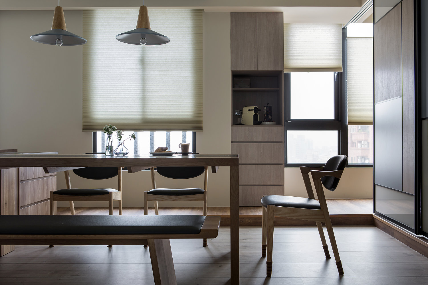 现代风格别墅装修餐桌椅设计效果图