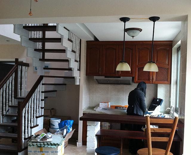 福州250㎡复式楼装修竣工，开放式厨房很西洋，保洁完就能入住了