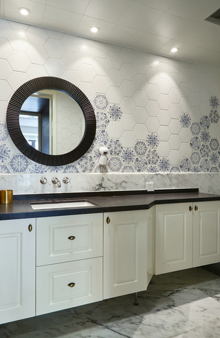 美式风格两居室卫生间洗手台装修设计图