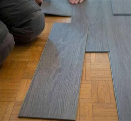拆除的木地板还能用吗|瓷砖上面可以直接铺木地板吗 听听老师傅是怎么说的0