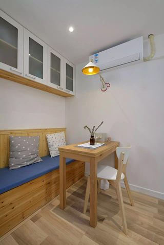 小户型两居室装修餐桌设计图