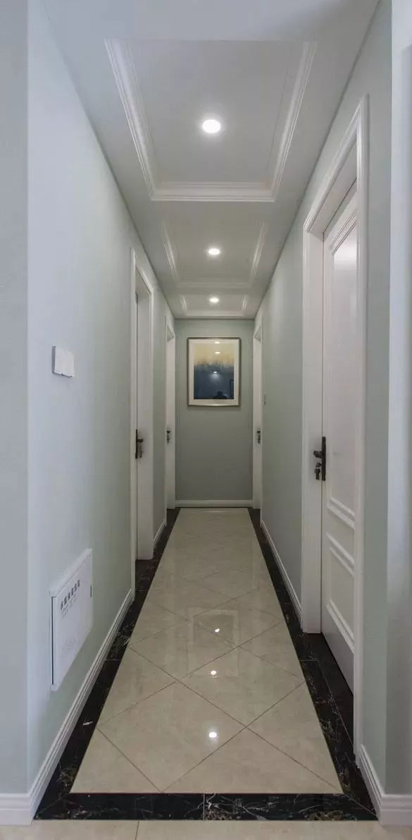 搭配在狭窄的走廊上,空间效果也是相当的不错;▼仿古砖 花砖边线,搭配