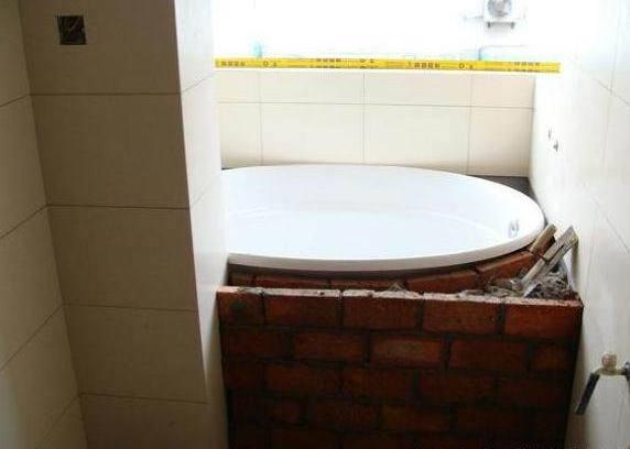 突发奇想在卫生间砖砌了个浴缸，贴好砖发到业主群大家都炸了！