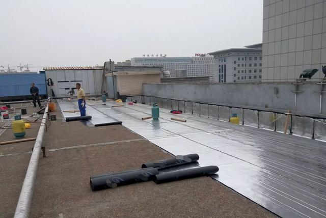 平屋顶防水材料这样用，安安心心住顶层房，从不漏水！保温又隔热