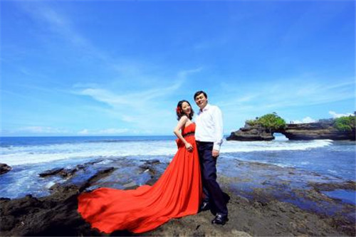 巴厘岛拍婚纱照坠海_巴厘岛
