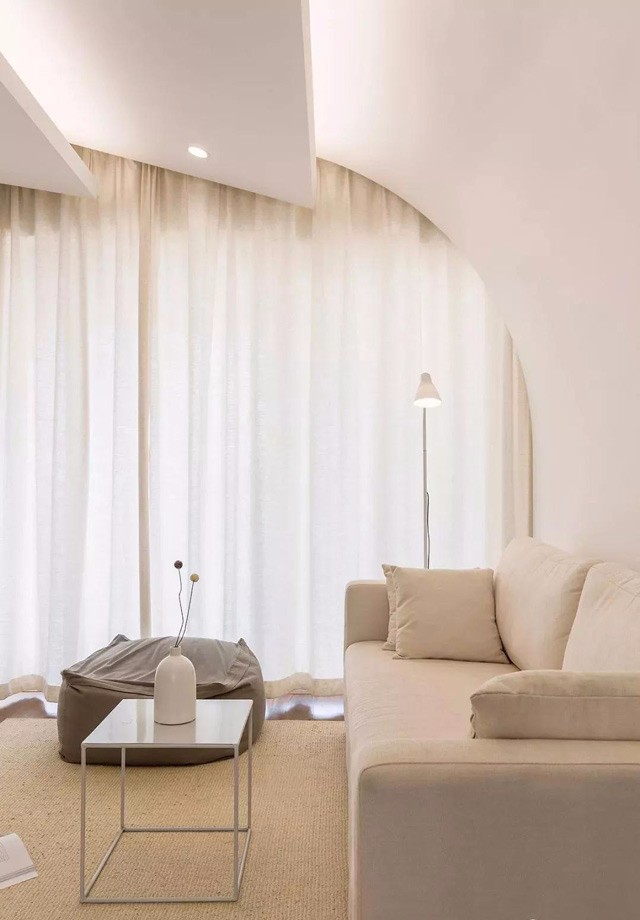 吊顶的分层,与光线的变化,进一步增加空间感,将普通的平层住宅,打造得