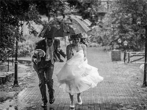 雨天婚纱照图片_下雨天的图片(2)