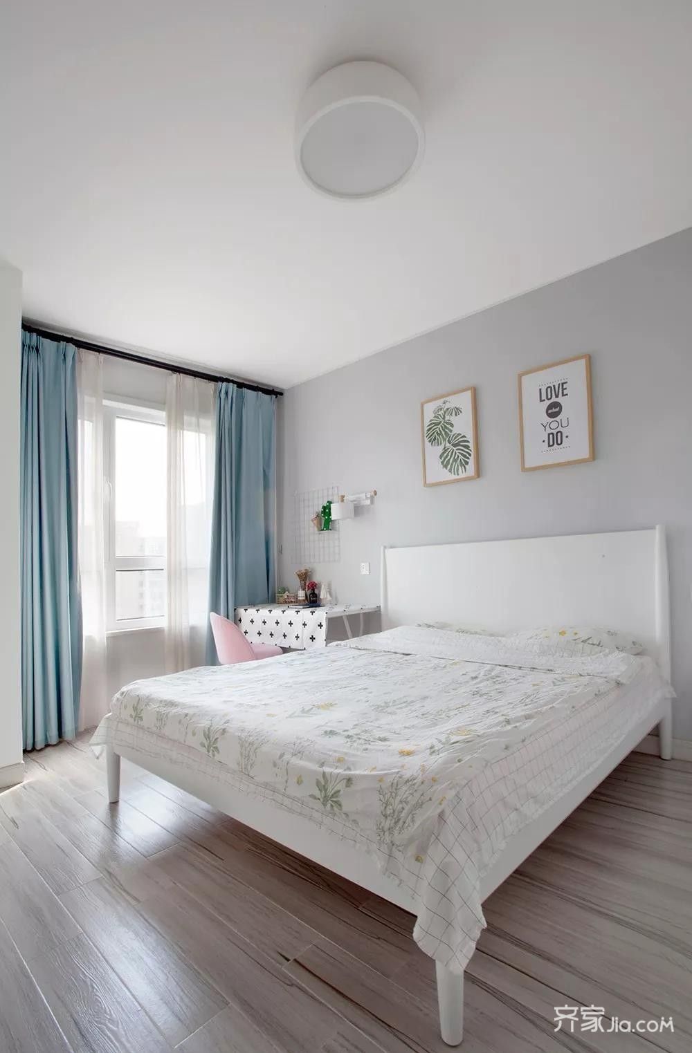 卧室依旧采用简洁的风格,木质花纹色地板搭配淡灰色墙面