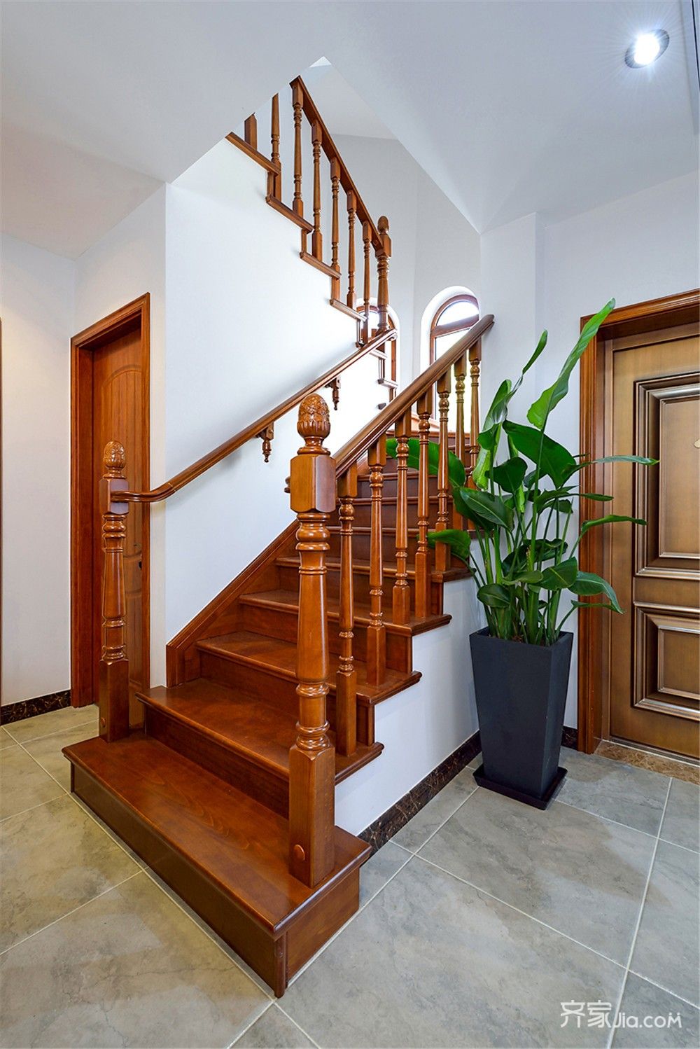 楼梯间,楼梯的过道里好几个弧形的小窗,很有欧式的赶脚.