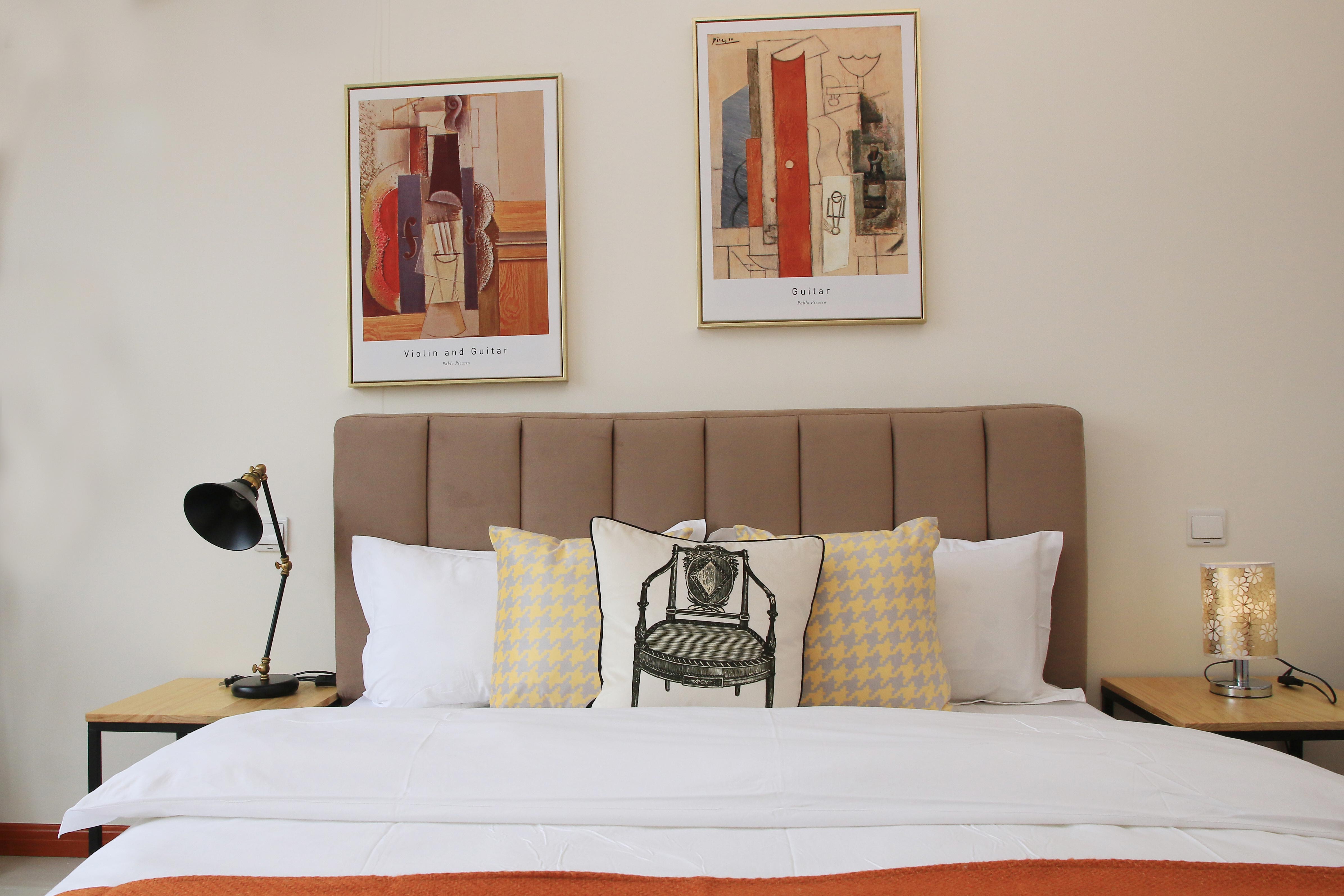 85㎡现代风格二居室装修床头软包效果图
