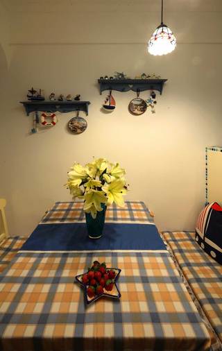 地中海风格二居室装修餐桌布置图