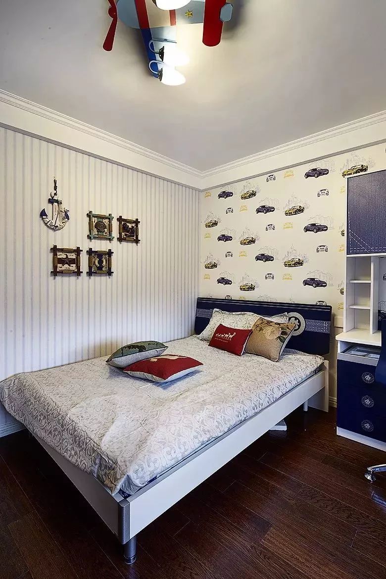 卧室面积小,床就往墙靠,实用又漂亮!