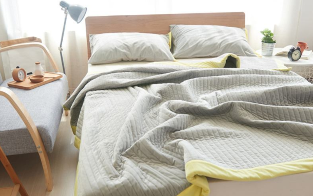 冬天睡觉被褥太冷怎么办？教你一个方法，不需电热毯就能热乎乎的