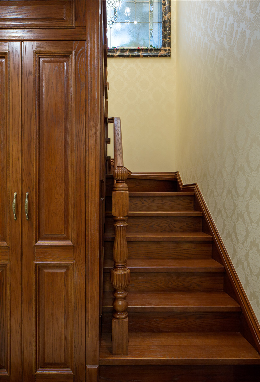 新古典美式风格别墅楼梯装修效果图