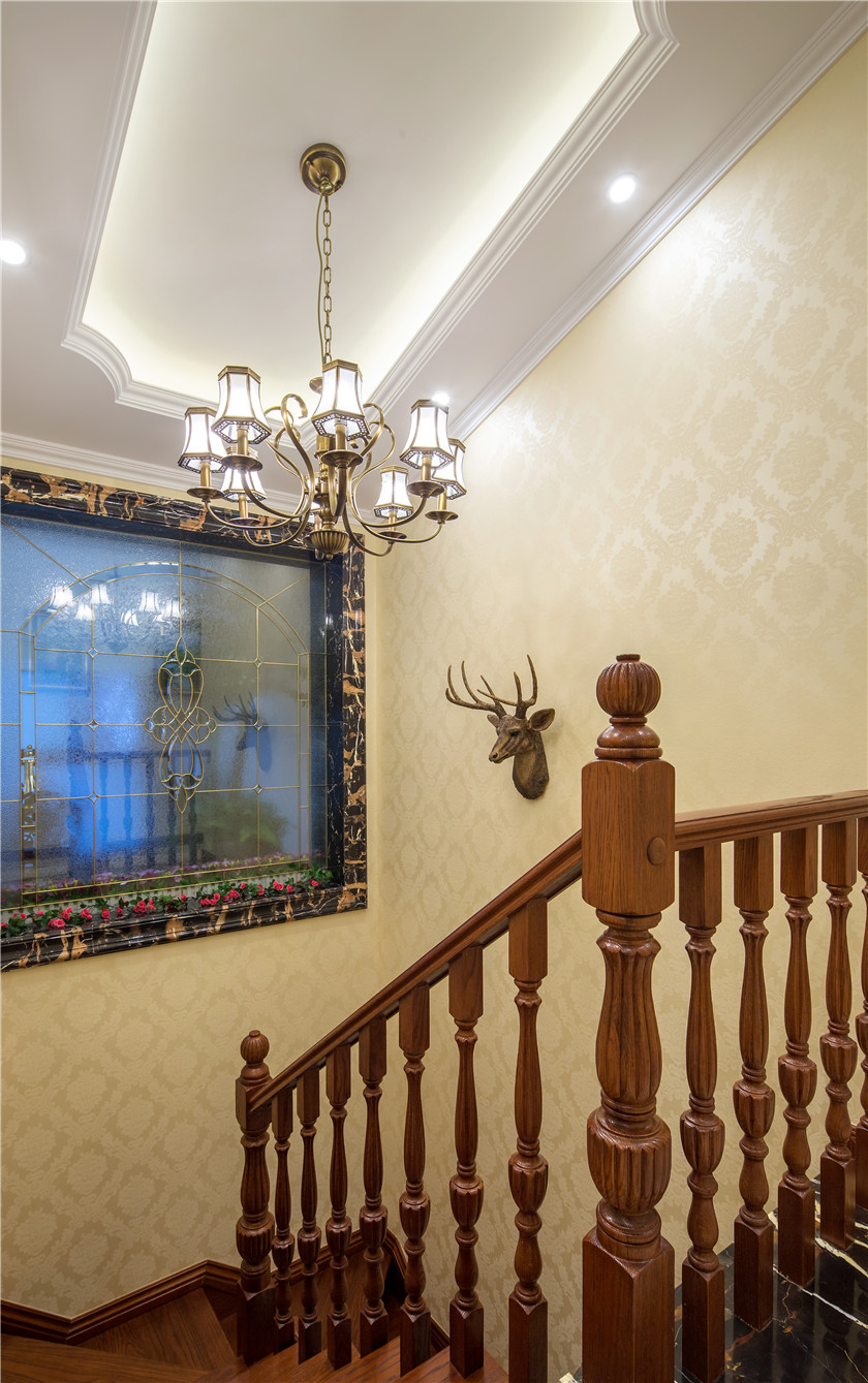 新古典美式风格别墅楼梯间装修效果图