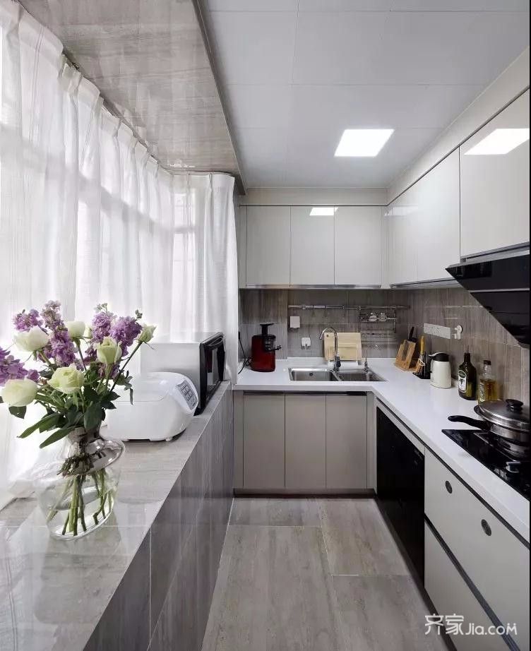 厨房采用透明玻璃门 增加采光之外 视觉上空间看起来也更加的宽敞