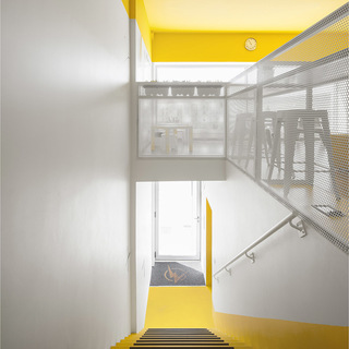 活力黄色系健身房楼梯装修效果图