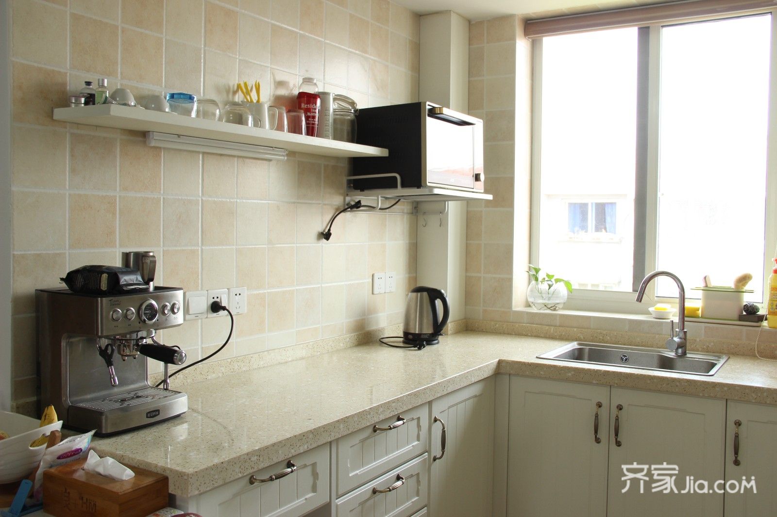 厨房以米色墙砖,搭配白色橱柜,简约爽朗的空间让做饭体验轻松舒适