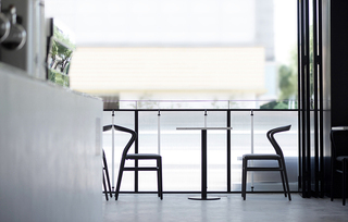 黑白灰调奶茶店餐桌椅设计