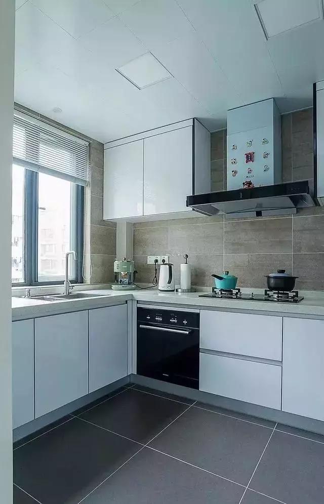 不足5平米的小厨房如何设计？不妨试试这样做，美观实用不拥挤！