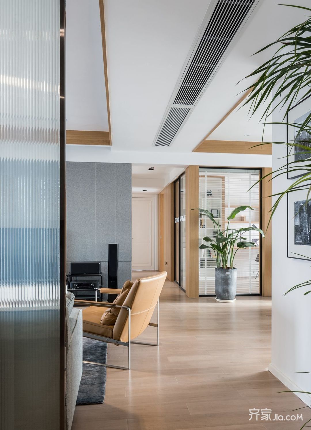 书房采用的黑框玻璃门的设计主要是分散过道空间的视角,在视觉上起到