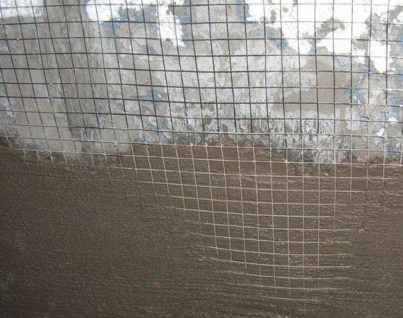 原来砌墙时要挂一层铁丝网，墙面几十年不开裂，作用太大了！