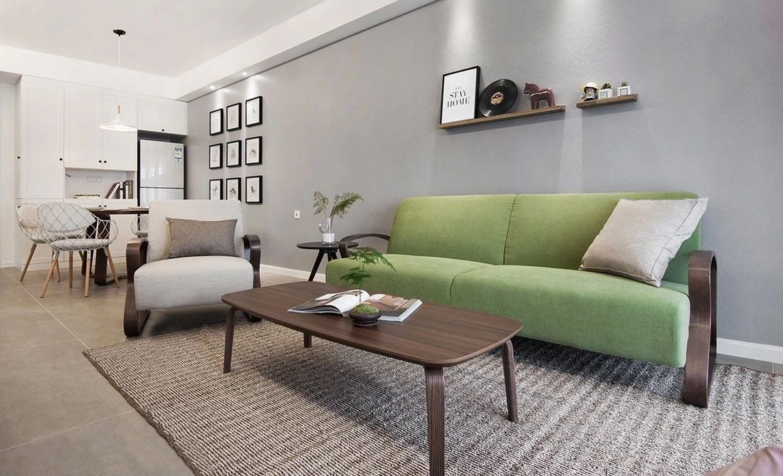 墙边的竹子与抹茶色的沙发相映成趣,素简的地毯增添温暖充实的感觉