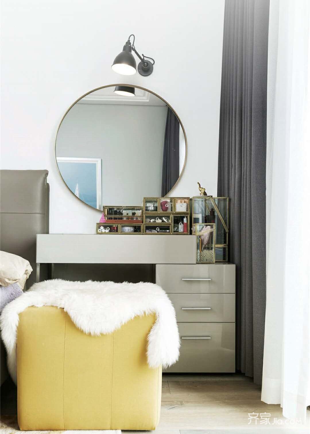 卧室清装修重装饰的设计理念  墙顶面很简单  搭配的床和梳妆台能体现