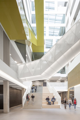 现代化教学楼楼梯空间设计效果图