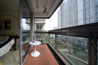 现代简约风格二居阳台装修效果图