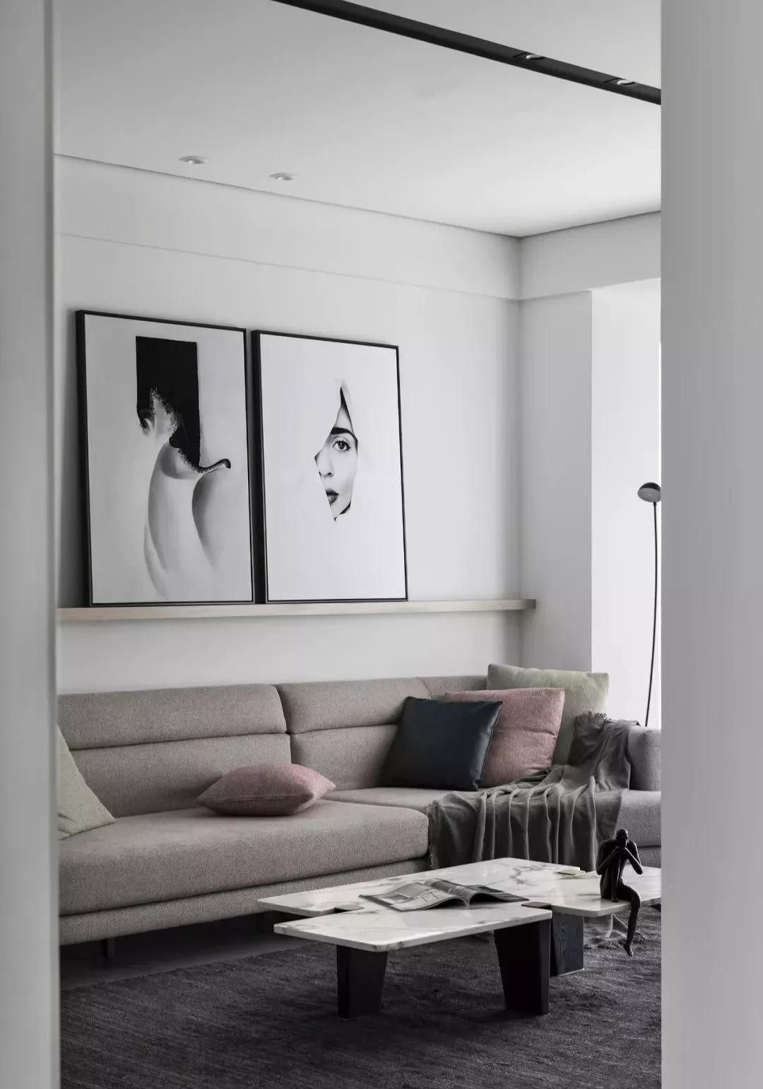 轻薄的纱帘 纯净的白色墙面 通铺灰色地砖 奠定了空间优雅简约的基调