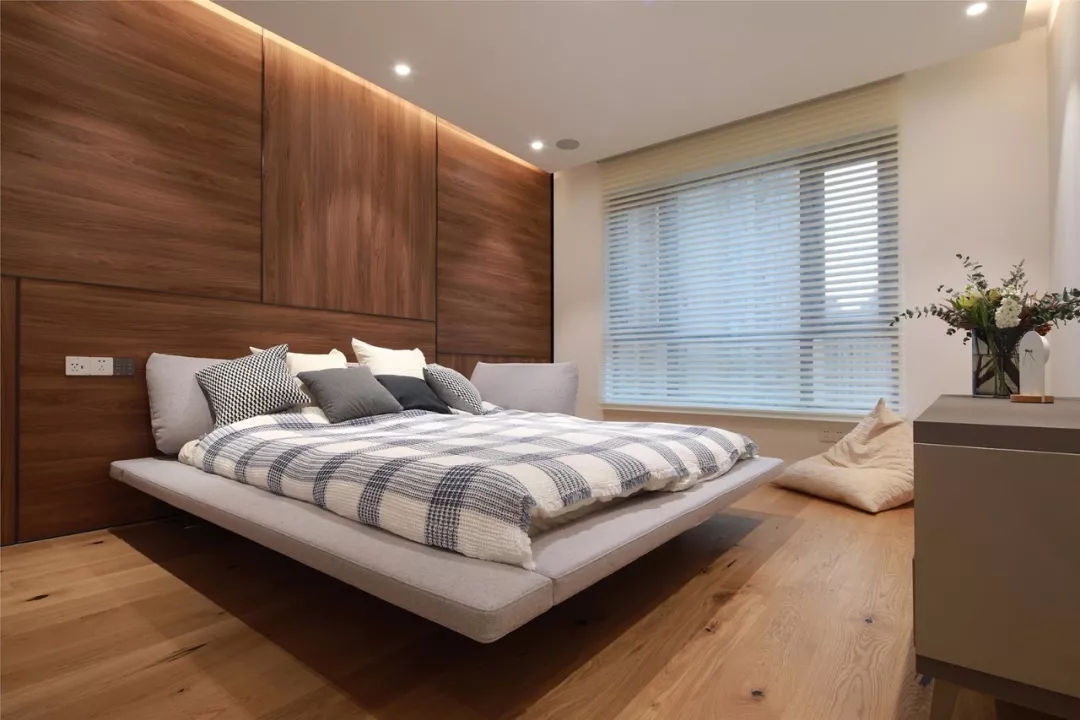 卧室铺木地板，这样搭配更自然