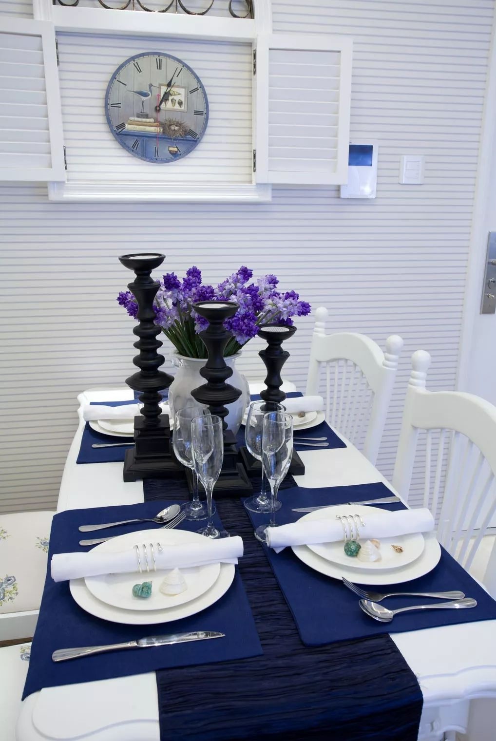 三居室地中海风格装修餐桌布置图